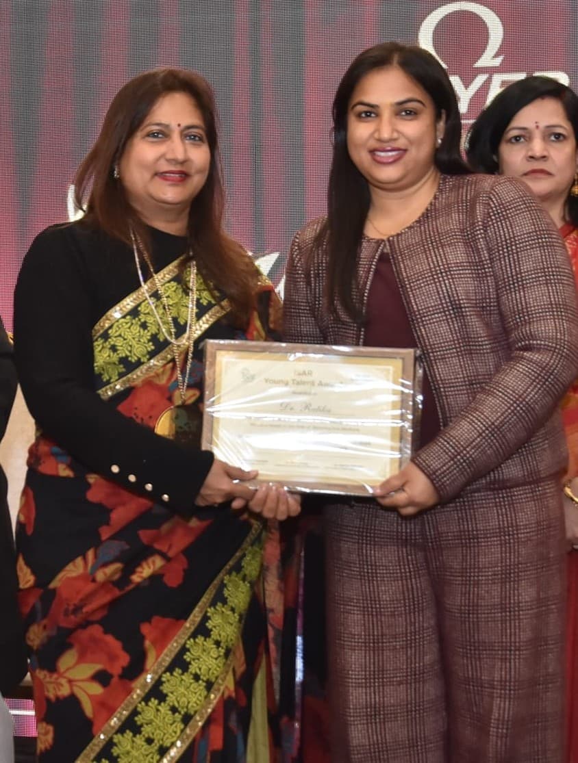 Dr. Ratika Jindal receiving an award at a national conference