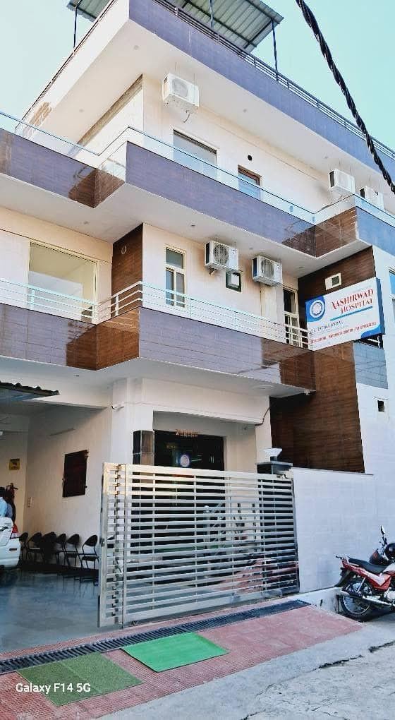 Aashirwad Hospital building exterior, Paonta Sahib